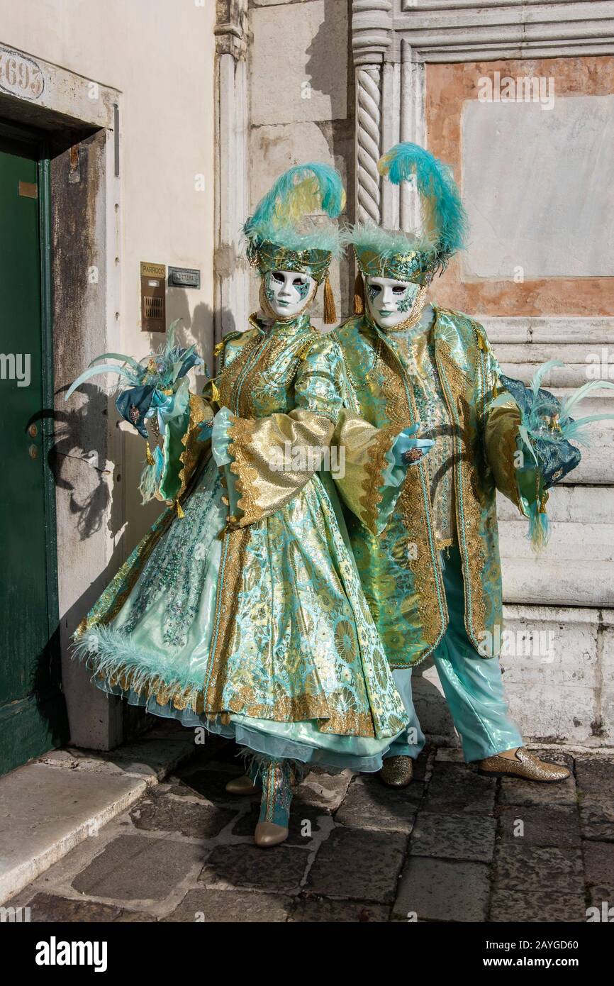 Venezia, Italia. 15 Febbraio 2020. Il Carnevale di Venezia è in pieno svolgimento con molti festaioli che indossano costumi elaborati e maschere tradizionali. Foto: Vibrant Pictures/Alamy Live News Foto Stock