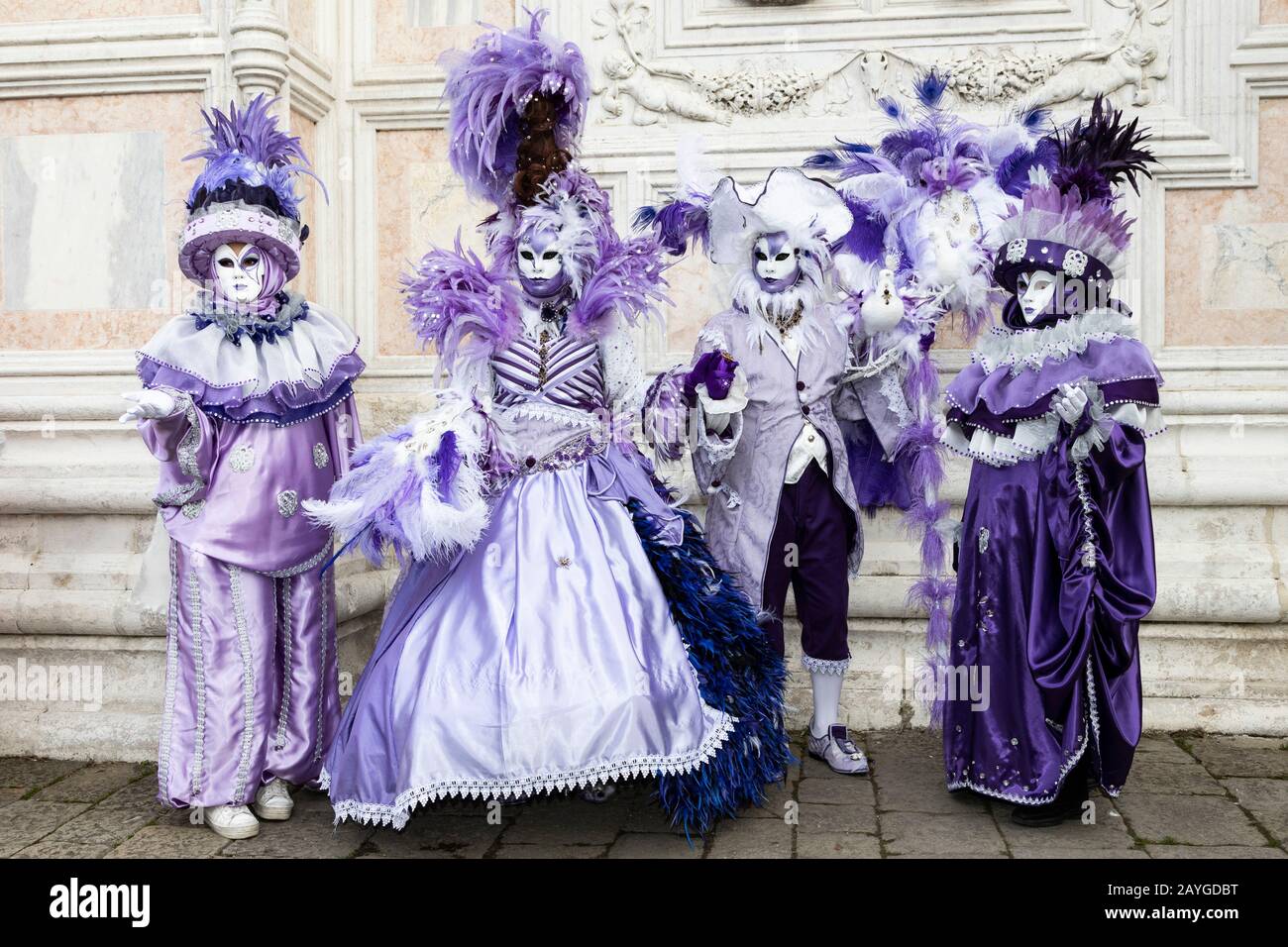 Venezia Italia. 15 Febbraio 2020. Il Carnevale di Venezia e in pieno svolgimento con molti festaioli che indossano costumi elaborati e maschere tradizionali. Foto Vibrant Pictures Alamy Live News Foto...
