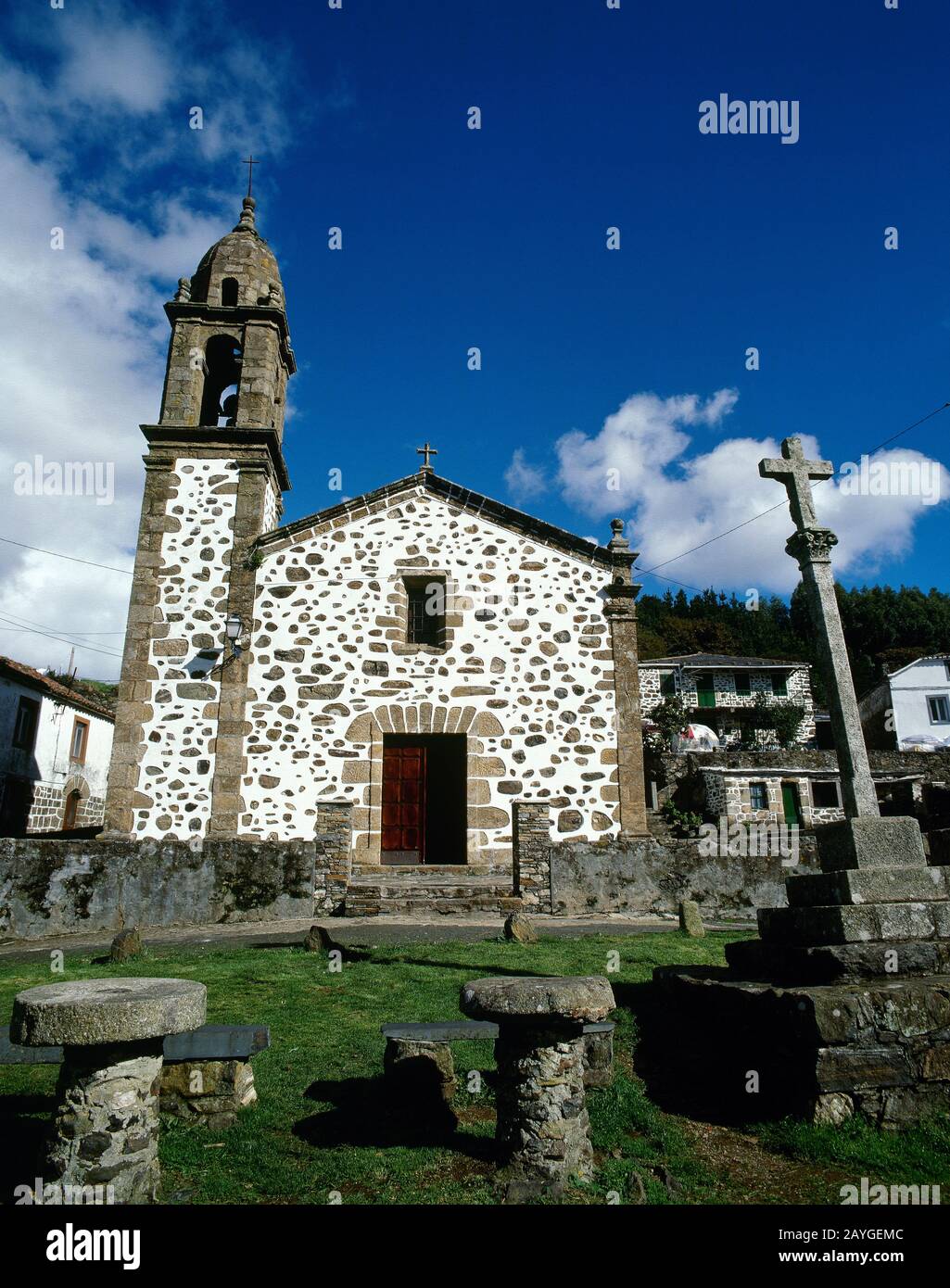 Spagna, Galizia, Provincia La Coruña. Chiesa di San Andres de Teixido. Vista sulla facciata. Fu costruito durante i secoli 16th e 18th. Famoso luogo di pellegrinaggio della parte più settentrionale della Spagna. Foto Stock