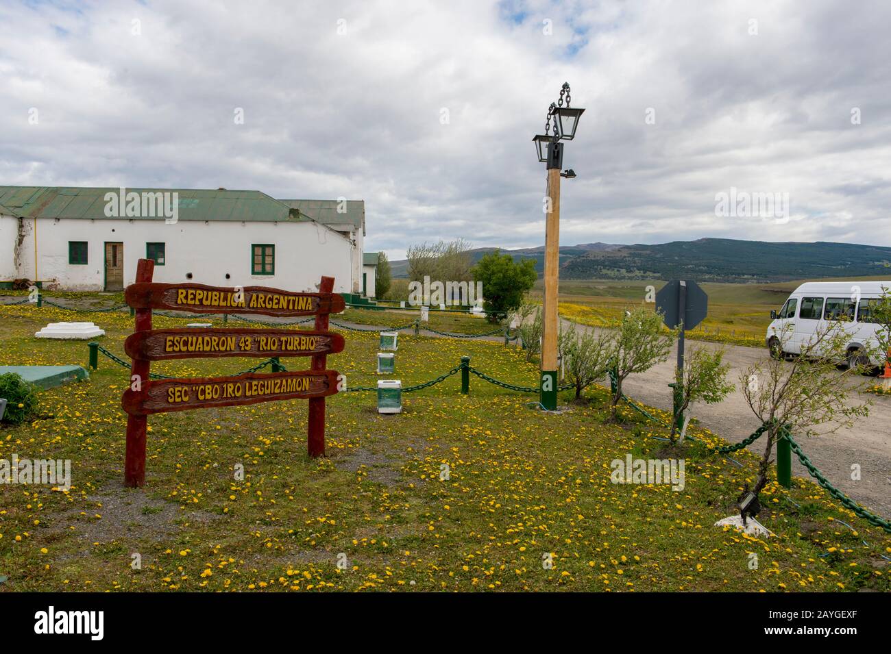 Posto di pattuglia di confine argentina lungo l'autostrada da El Calafate a Torres del Paine in Patagonia, Argentina. Foto Stock