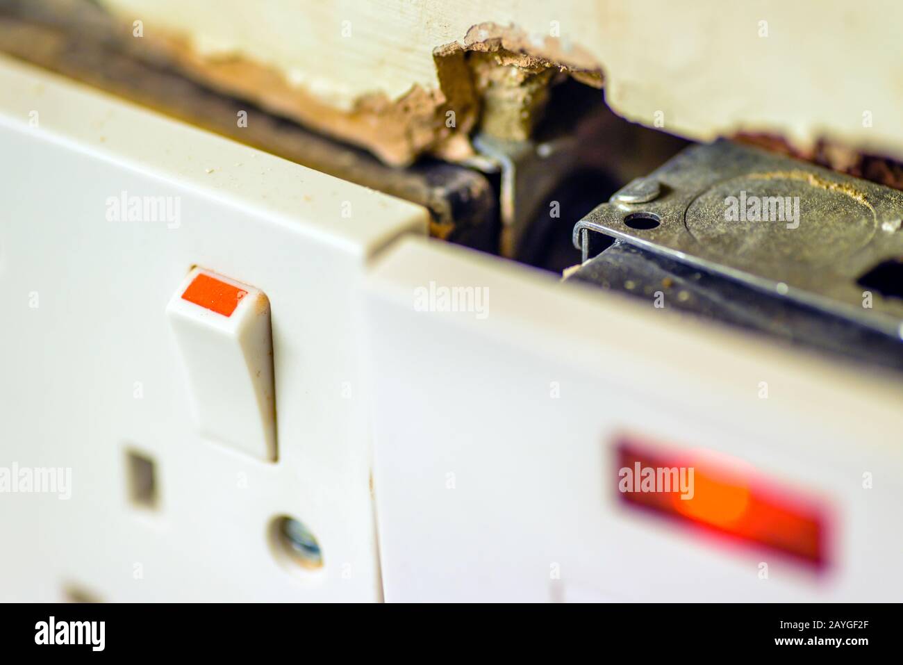 Presa elettrica in una parete durante i lavori di ristrutturazione in Inghilterra, Regno Unito Foto Stock