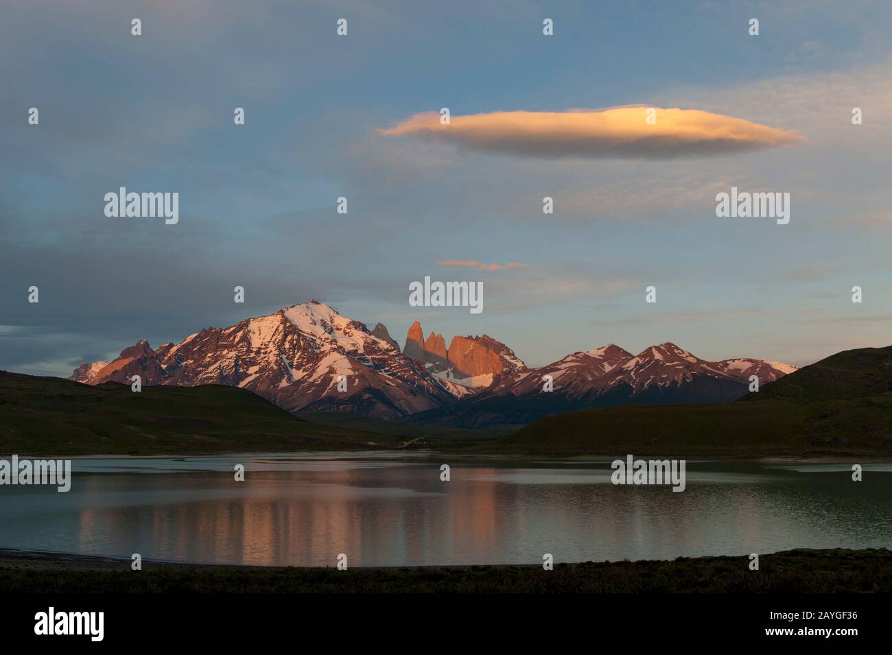 Vista all'alba da Laguna Amarga del Monte Almirante Nieto e dalle Torri Paine nel Parco Nazionale Torres del Paine in Patagonia, Cile. Foto Stock