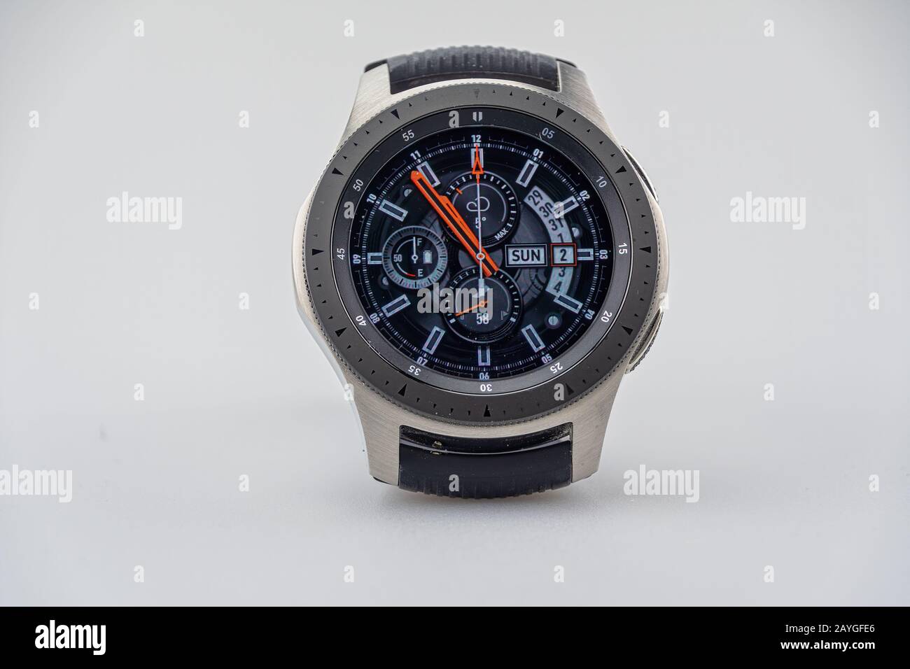 Chester, REGNO UNITO - FEBBRAIO 05th, 2020: Samsung Galaxy Watch su sfondo whie Foto Stock