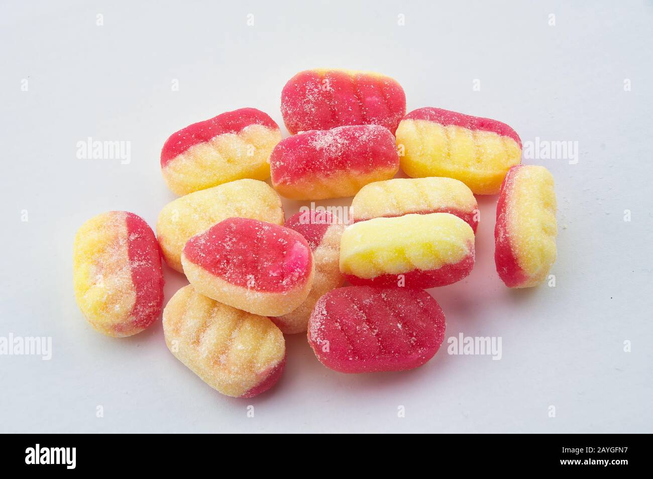 Un mucchio di caramelle di rabarbaro e Custard su sfondo bianco Foto Stock