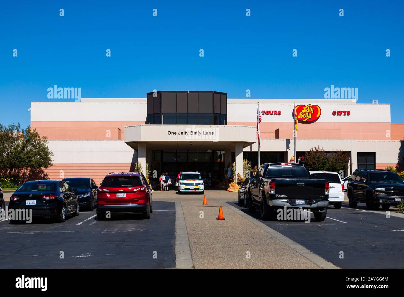 Parcheggio e auto, Jelly Belly Factory, 1 Jelly Belly Lane Fairfield, California, Stati Uniti d'America Foto Stock