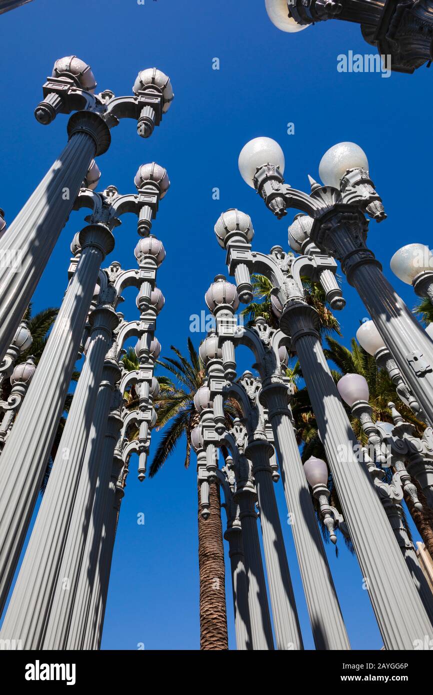 Installazione artistica "Urban Light" di Chris Burden presso il Los Angeles County Museum of Art, LACMA, su Wilshire Boulevard, LA, California, Stati Uniti Foto Stock
