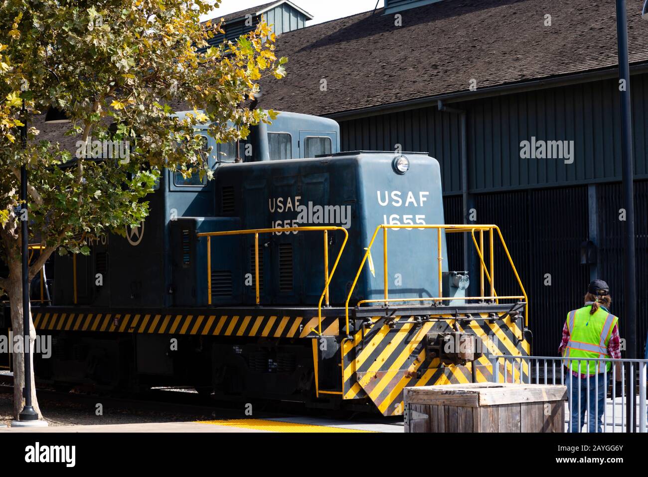 Ex USAF 1655 utility diesel shunter del California state Railroad Museum con guardia volontaria. Old Town, Sacramento, California, Stati Uniti. Foto Stock