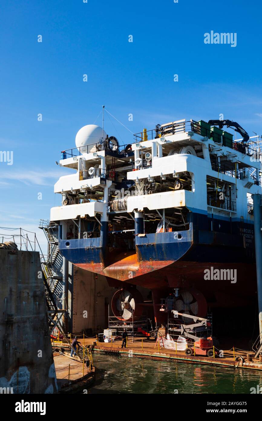 Grande nave in bacino di carenaggio per la riparazione. Alameda di Oakland, California, Stati Uniti d'America Foto Stock