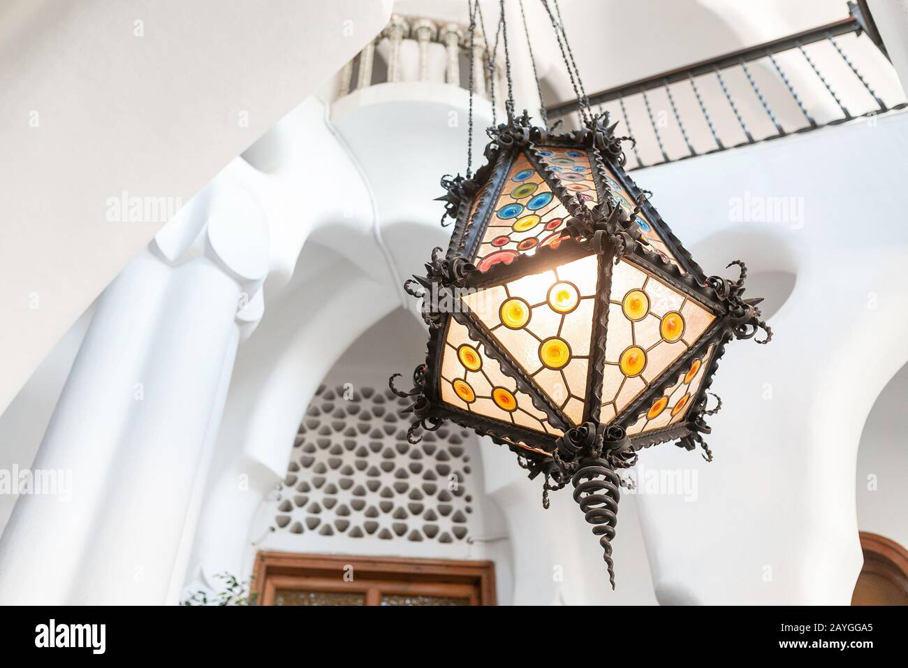 28 LUGLIO 2018, BARCELLONA, SPAGNA: Interno della torre Bellesguard progettata da Antoni Gaudi Foto Stock