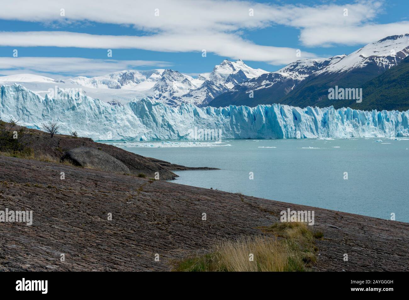 Vista del ghiacciaio Perito Moreno nel Parco Nazionale Los Glaciares vicino a El Calafate, Argentina, con rocce lucidate dal ghiaccio in primo piano. Foto Stock Vista del ghiacciaio Perito Moreno nel Parco Nazionale Los Glaciares vicino a El Calafate, Argentina, con rocce lucidate dal ghiaccio in primo piano. Foto Stock