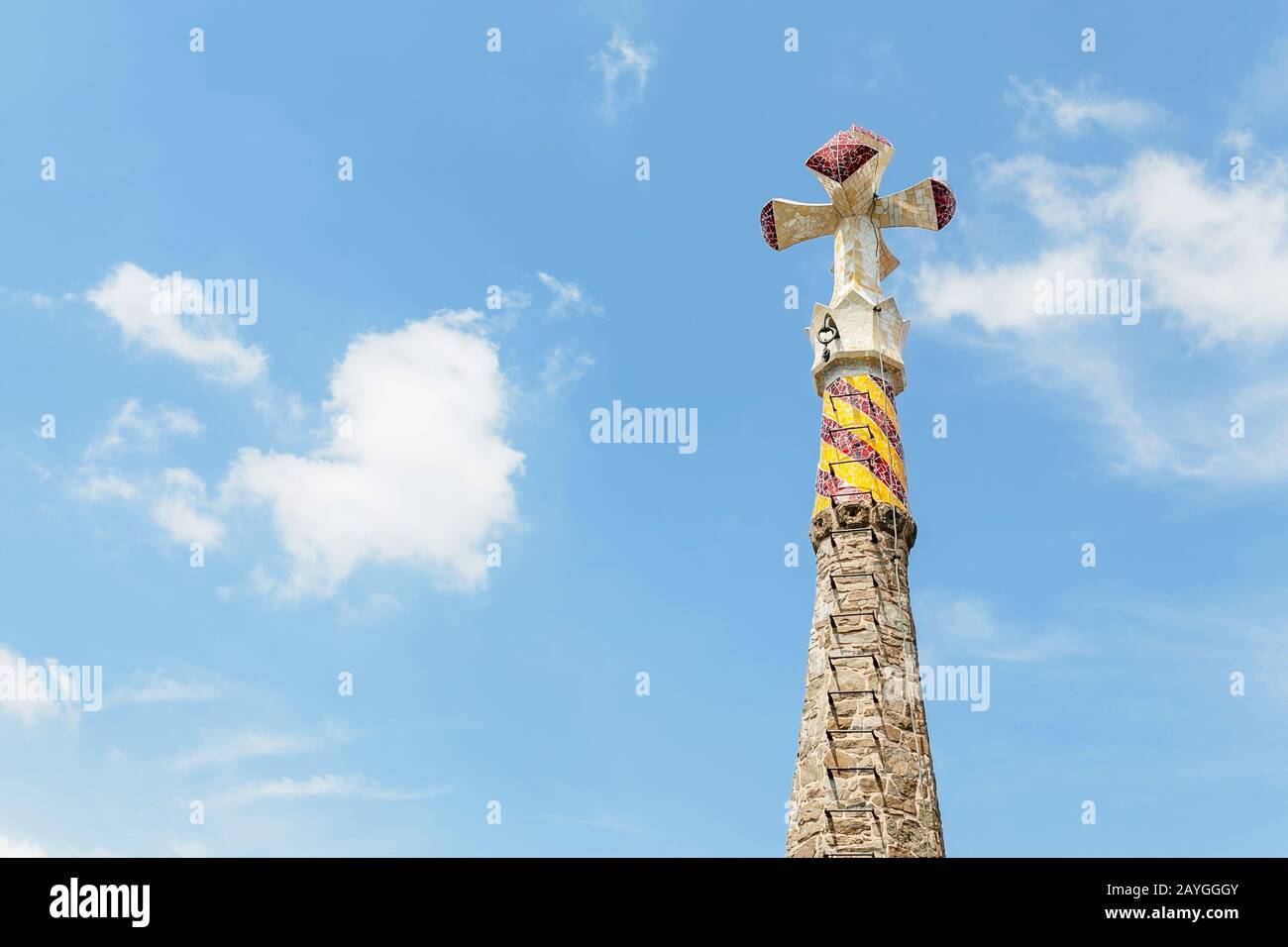 28 LUGLIO 2018, BARCELLONA, SPAGNA: Edificio a torre Bellesguard progettato da Antoni Gaudi Foto Stock