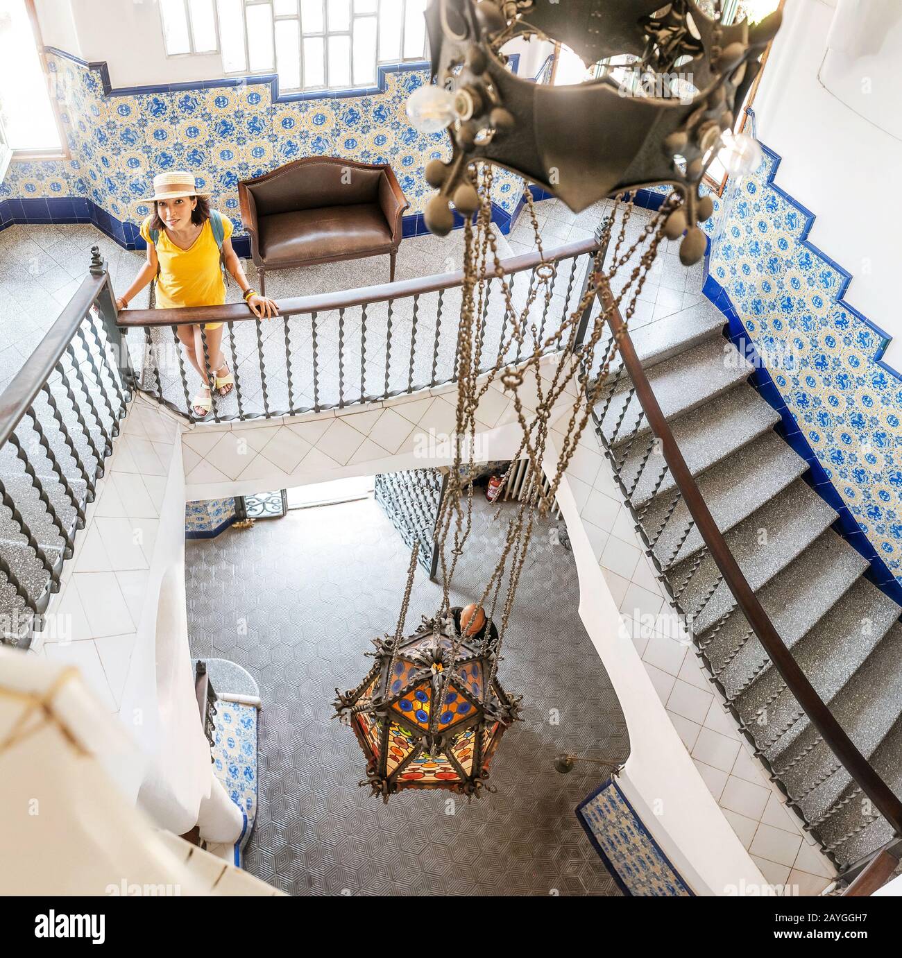 28 LUGLIO 2018, BARCELLONA, SPAGNA: Donna turistica all'interno della torre Bellesguard progettata da Antoni Gaudi Foto Stock