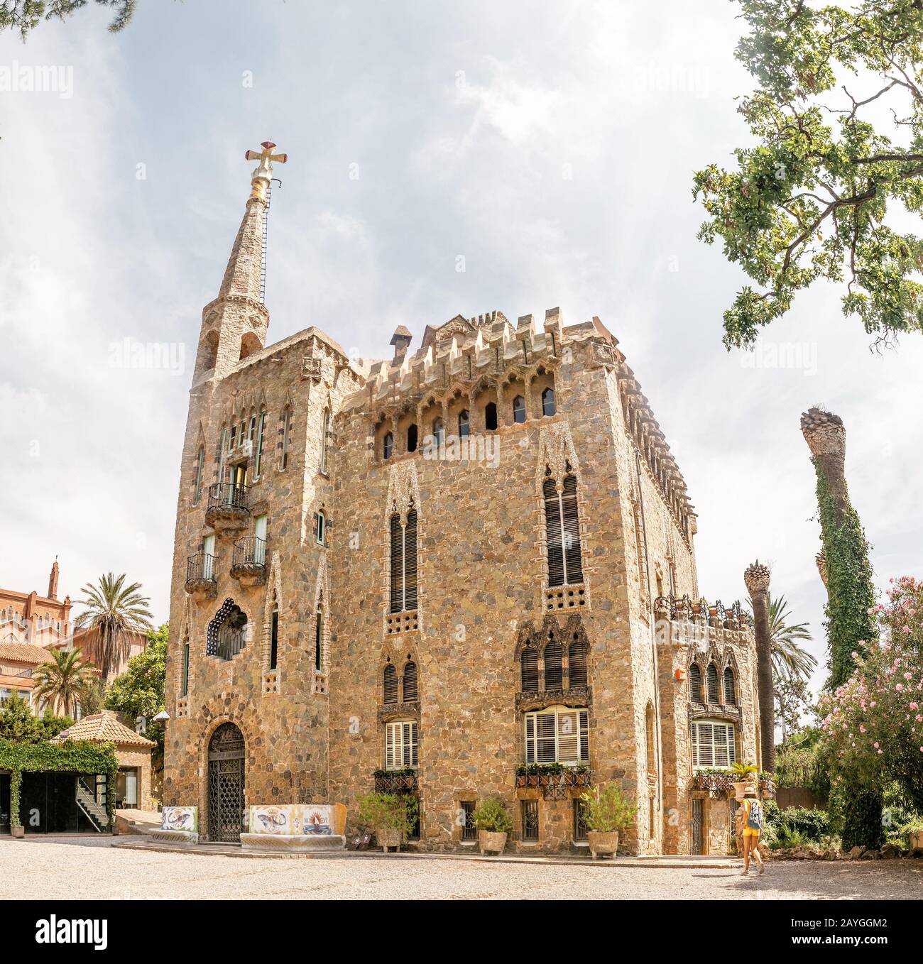 28 LUGLIO 2018, BARCELLONA, SPAGNA: Edificio a torre Bellesguard progettato da Antoni Gaudi Foto Stock