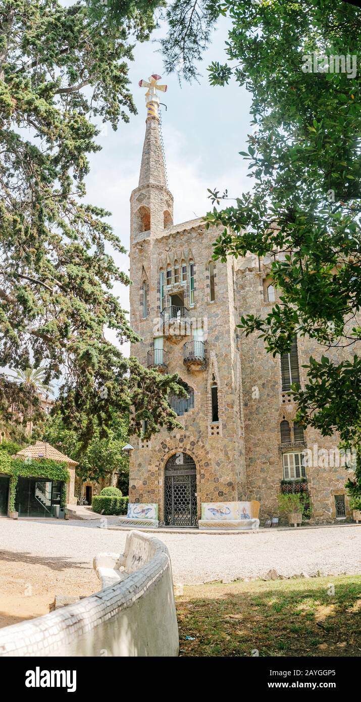 28 LUGLIO 2018, BARCELLONA, SPAGNA: Edificio a torre Bellesguard progettato da Antoni Gaudi Foto Stock