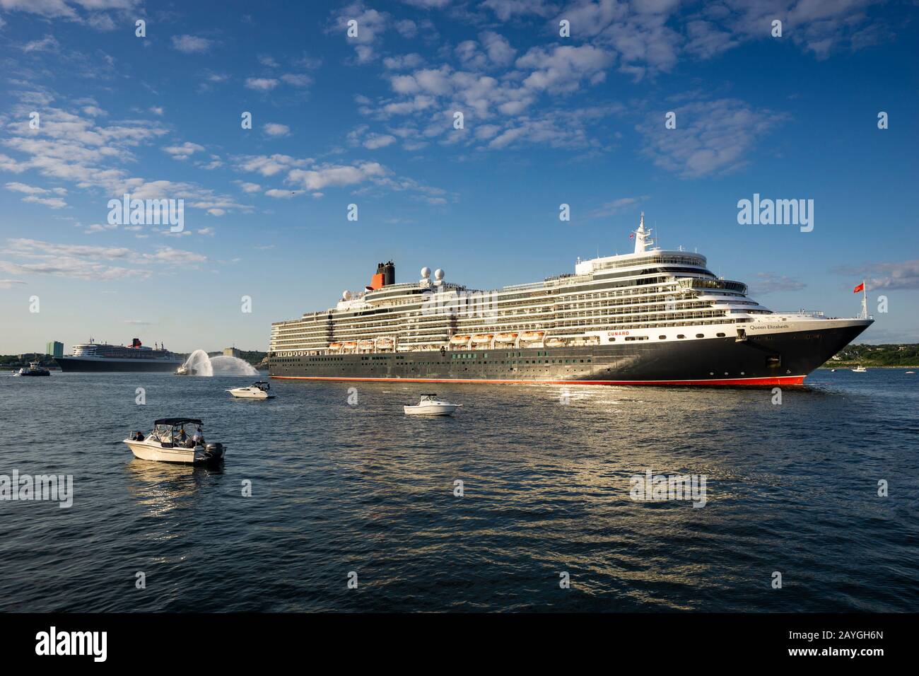 Alla sua partenza, la nave da crociera di Cunard, la regina Elisabetta, esegue un marinaio sul lungomare di Halifax, Nuova Scozia, Canada. Foto Stock