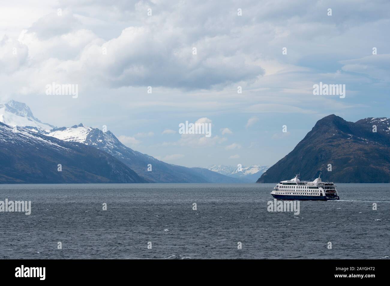 La nave da crociera Stella Australis attraversa il canale di Beagle nel sud del Cile. Foto Stock