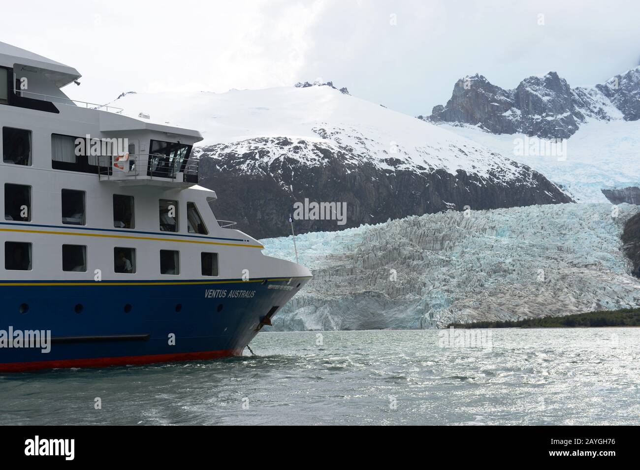 La nave da crociera Ventus Australis all'ancora nella baia di Pia di fronte al ghiacciaio Pia, parte della Darwin Range e icefield, (canale di Beagle) nel sud Foto Stock