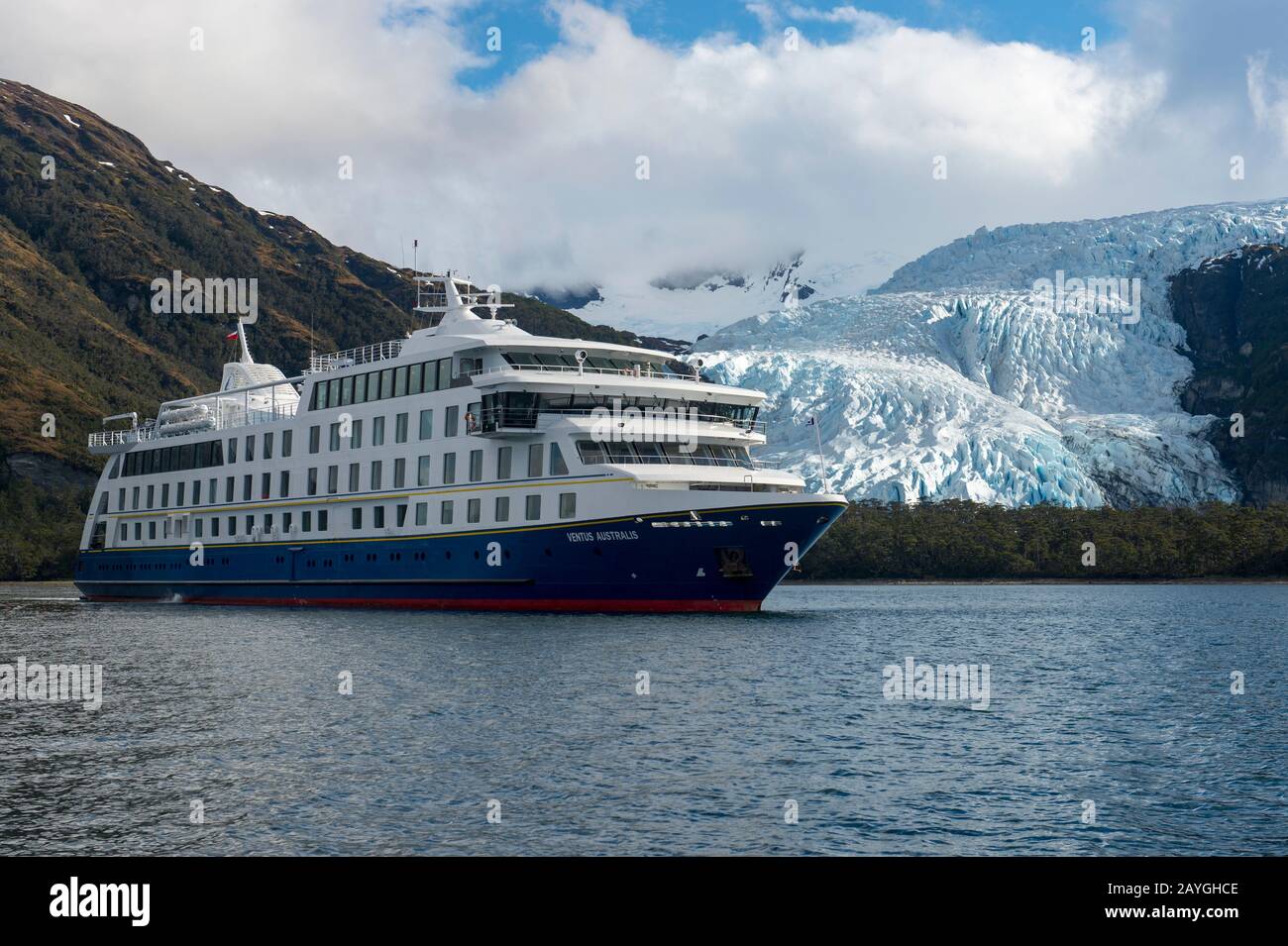 La nave da crociera Ventus Australis al ghiacciaio Aguila nel suono Agostini, Cordillera Darwin, a Tierra del Fuego, nel Cile meridionale. Foto Stock