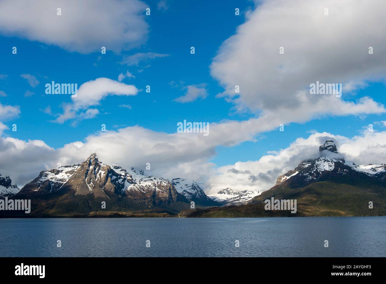 Vista sulle montagne vicino all'Agostini Sound, Cordillera Darwin, a Tierra del fuoco, nel Cile meridionale. Foto Stock