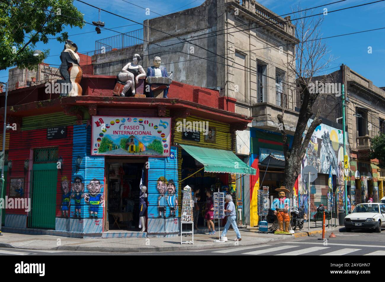 La Boca è un quartiere di Buenos Aires famoso per le sue case colorate e il tango, una delle principali attrazioni turistiche di Buenos Aires, Argentina. Foto Stock