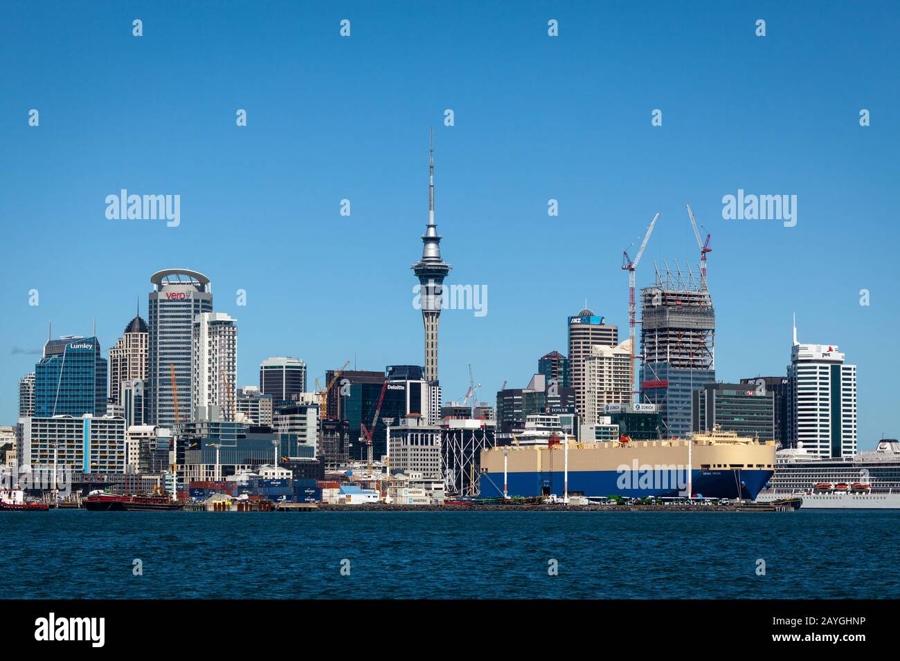 Vista panoramica dello skyline di Auckland sullo sfondo blu del cielo, come si vede da Davenport Foto Stock