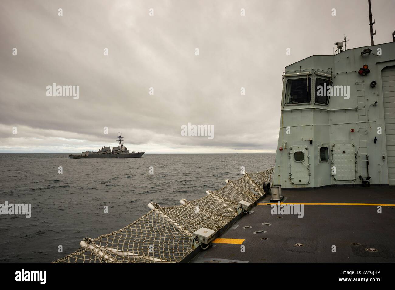 US Navy Arleigh Burke-Class cacciatorpediniere USS JASON DUNHAM (DDG 109) in mare durante l'esercizio Cutlass Fury come visto da RCN fregate HMCS VILLE DE QUEBEC. Foto Stock