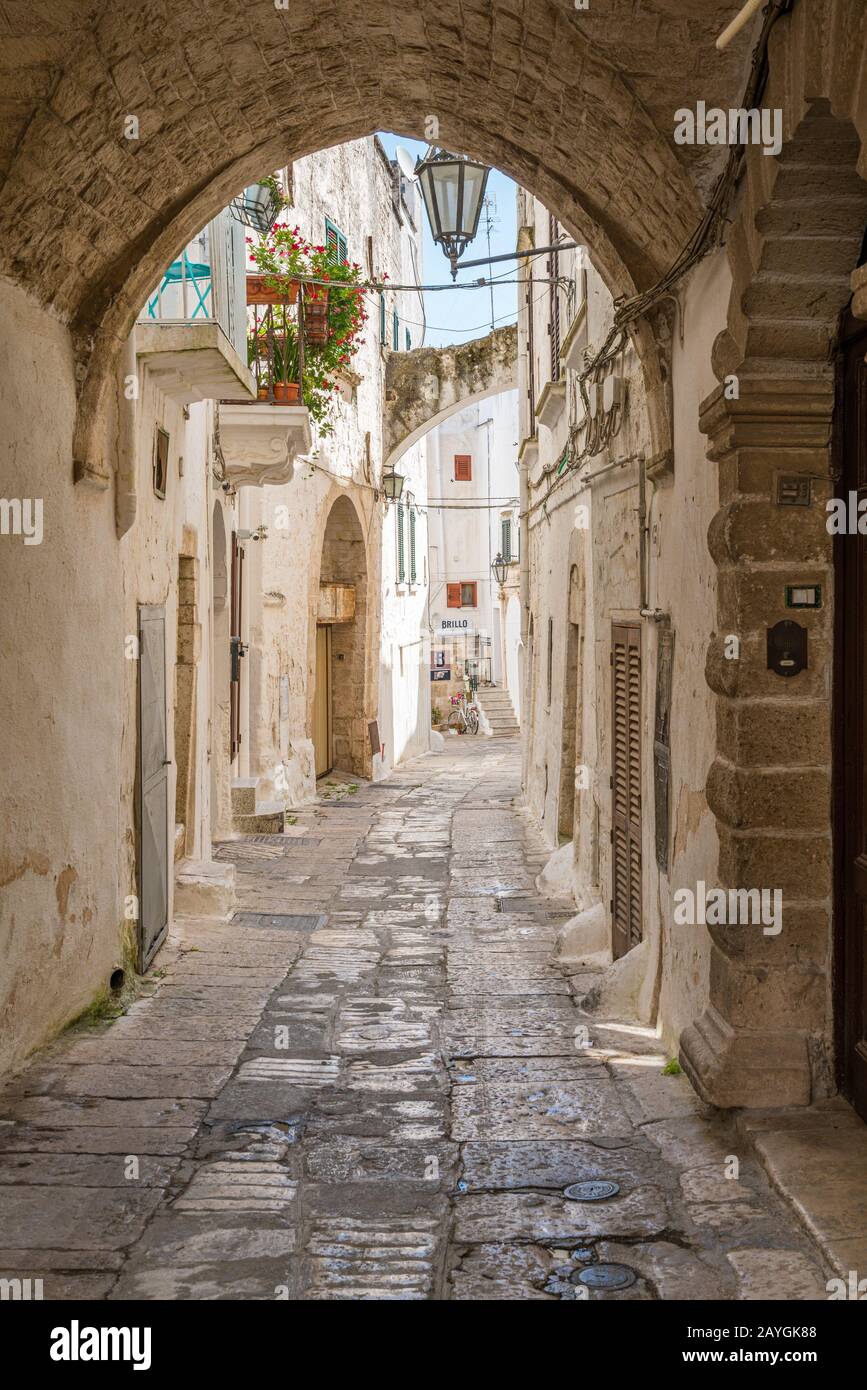 Vista panoramica di Ostuni in una soleggiata giornata estiva, Puglia, Italia meridionale. Foto Stock