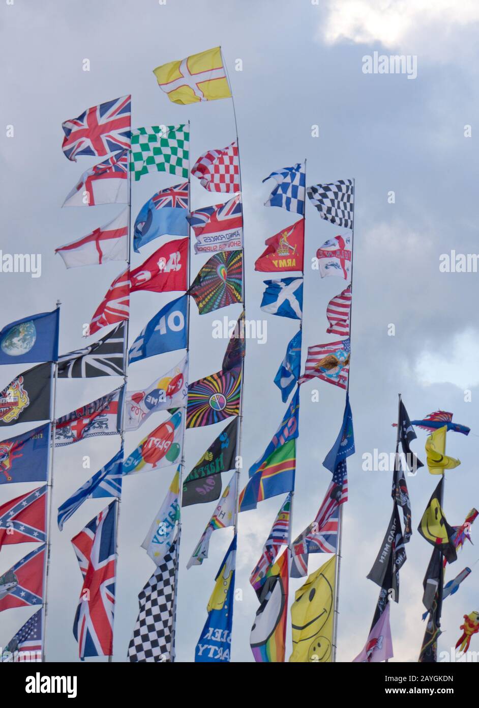 bandiere multiple sui pali ad un carnevale Foto Stock