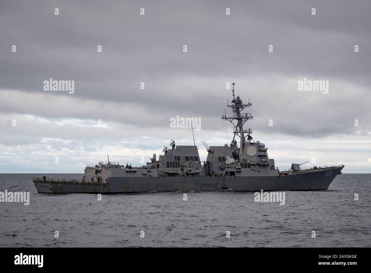 US Navy Arleigh Burke-Class cacciatorpediniere USS Jason Dunham (DDG 109) in mare durante l'esercizio Cutlass Fury. Foto Stock