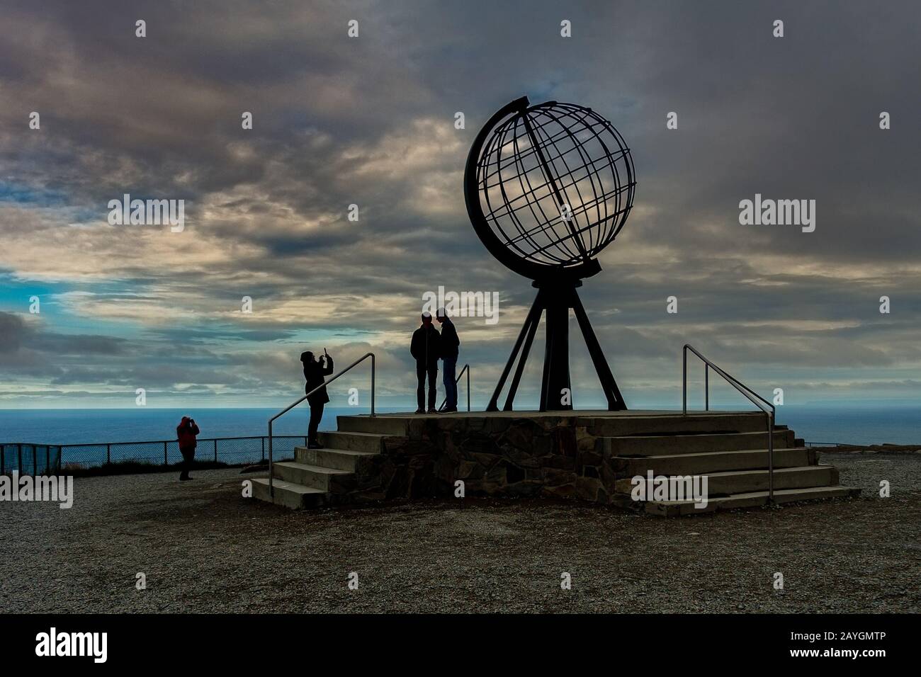 Pomeriggio al Globe Monument, Capo Nord. Norvegia Foto Stock