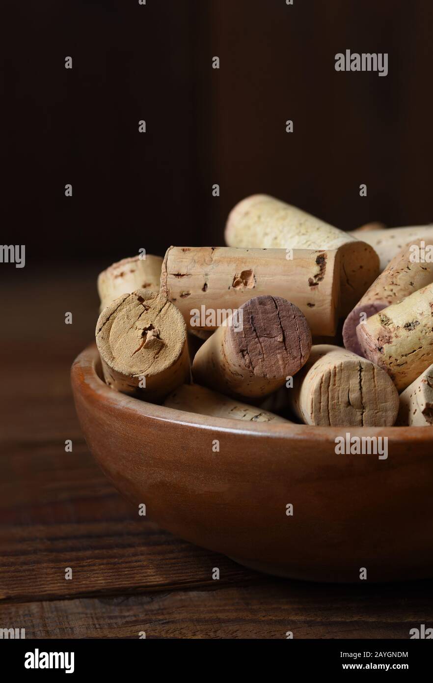 Primo piano di una ciotola di legno piena di tappi di vino usati. Verticale con spazio di copia. Foto Stock