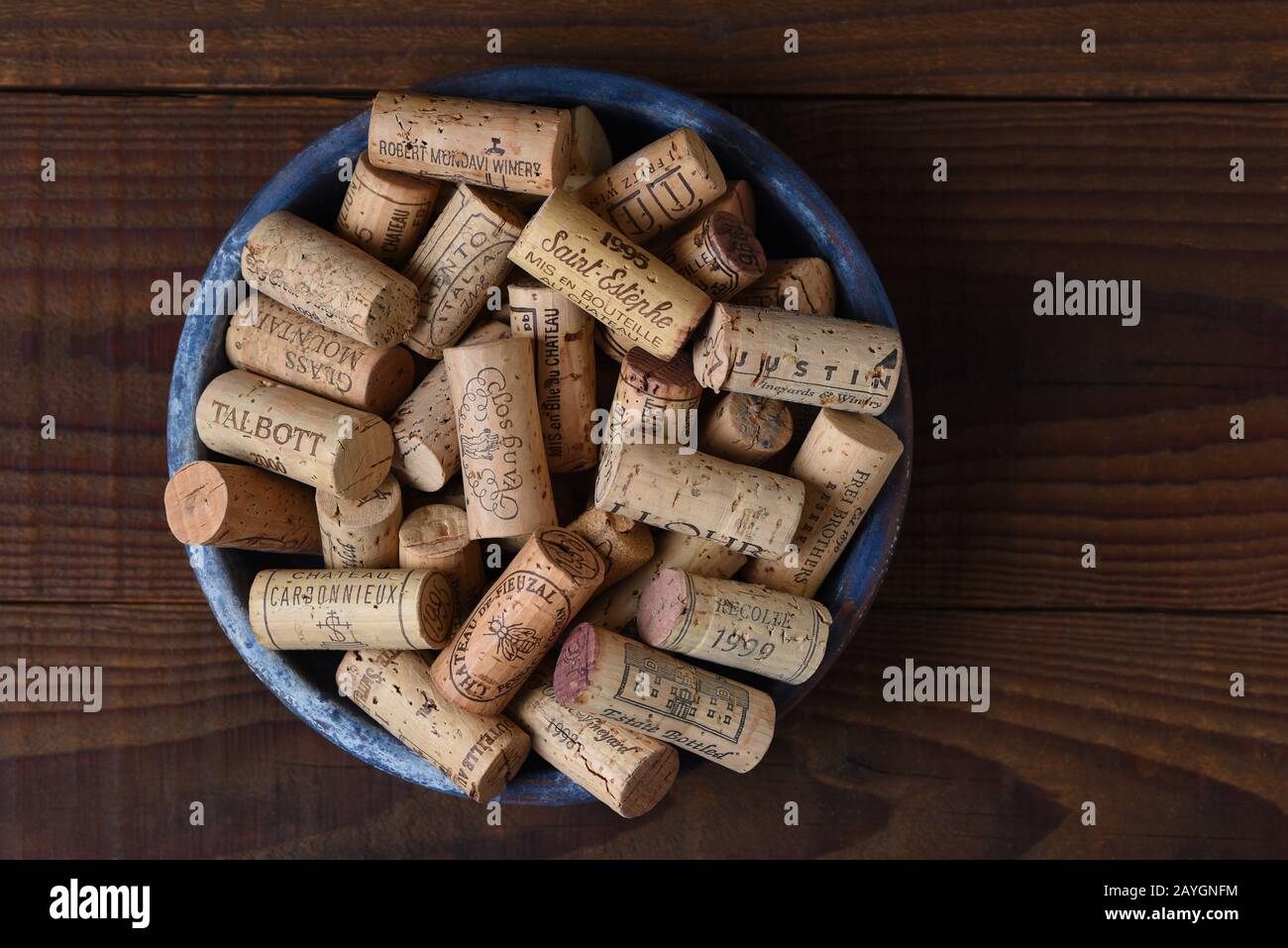 IRIVNE, CALIFORNIA - 26 GENNAIO 2020: Un gruppo di tappi di vino di marca in una ciotola da cantine nazionali e straniere. Foto Stock