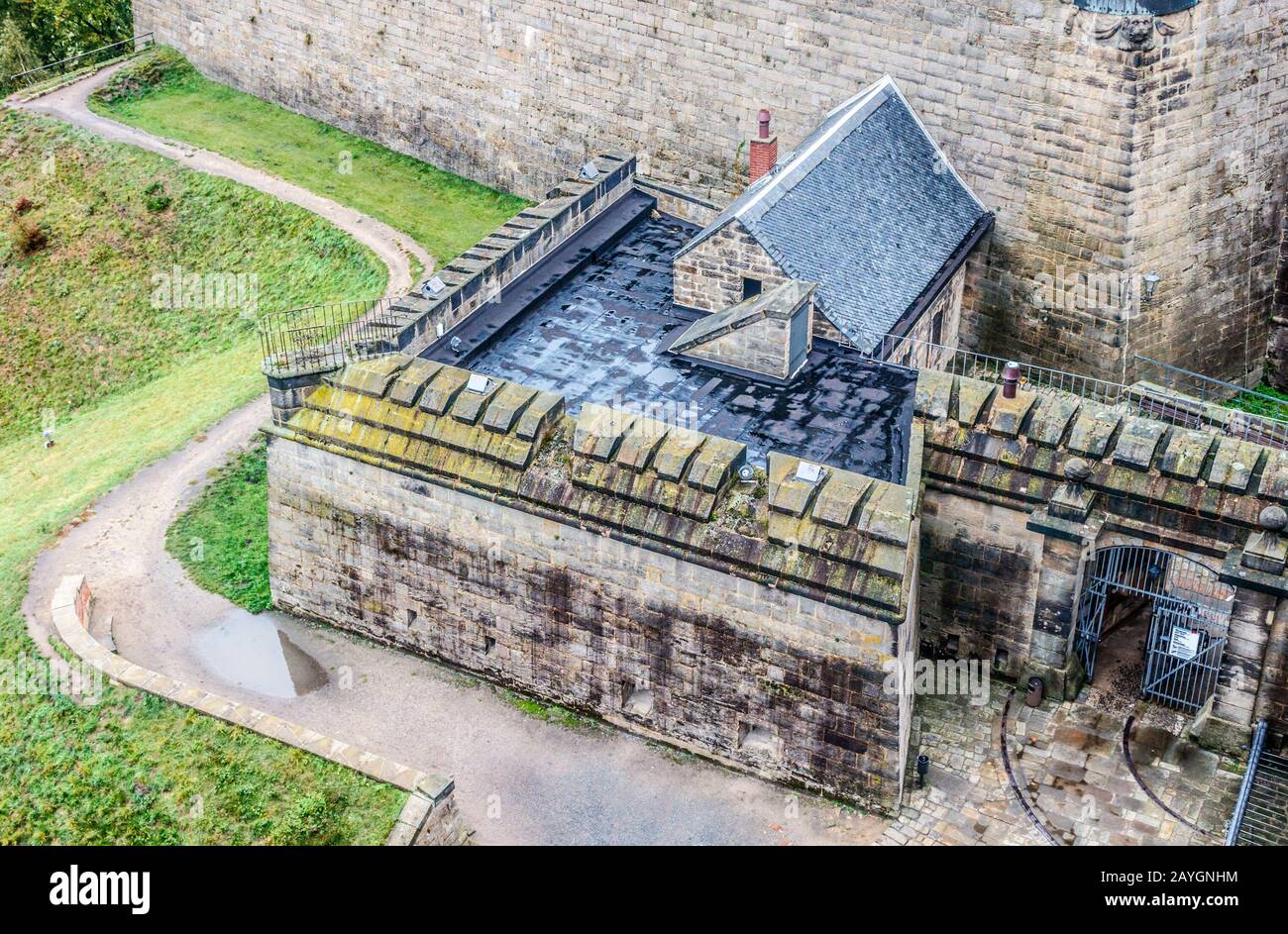 Bastione con chemin de ronde all'ingresso della Fortezza di Konigstein. Sassonia, Germania. Foto Stock