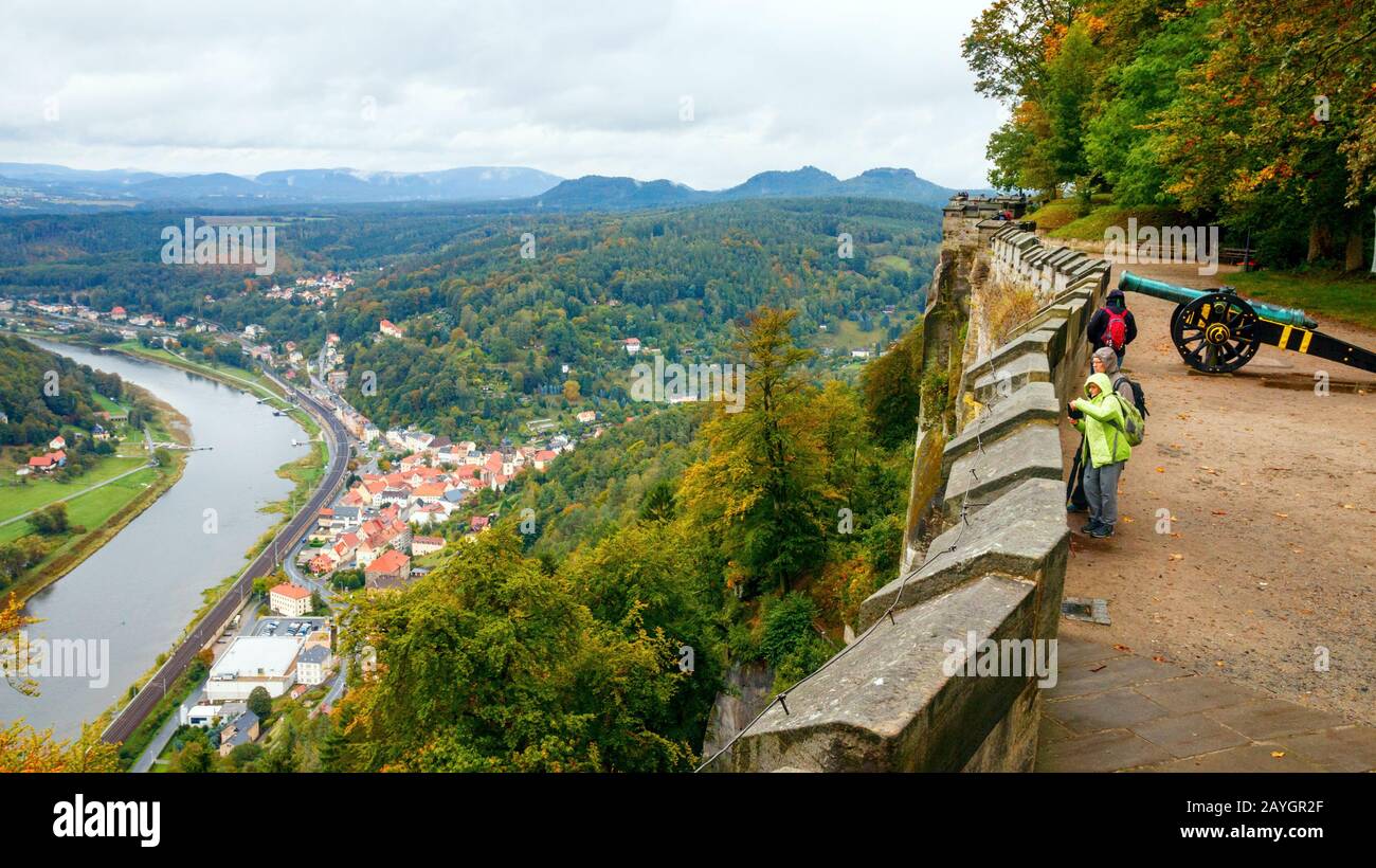 Veduta aerea della città di Konigstein, la valle del fiume Elba dalle mura difensive della fortezza di Konigstein. Konigstein, Sassonia, Germania. Foto Stock