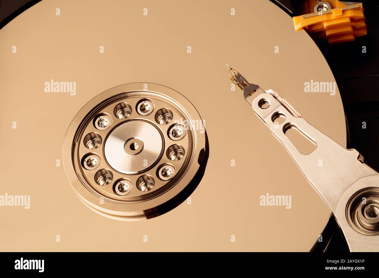 Disco rigido smontato dal computer, hdd con effetto specchio. Disco rigido aperto dal disco rigido del computer con effetti di mirroring. Concetto di recupero dati Foto Stock
