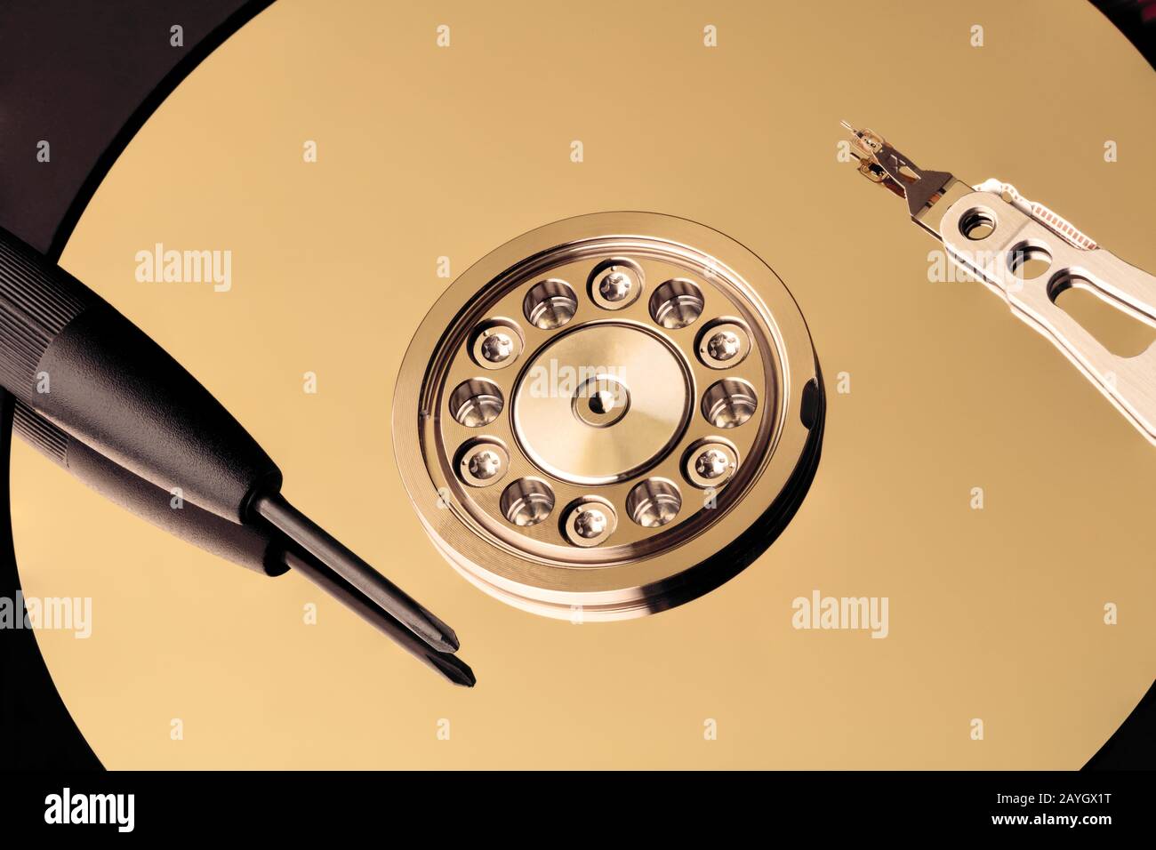 Disco rigido smontato dal computer, hdd con effetto specchio. Disco rigido aperto dal disco rigido del computer con effetti di mirroring. Concetto di recupero dati Foto Stock