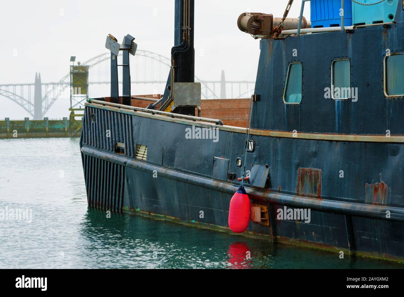 Una barca nera si siede a Marina con la boa rossa appesa fuori di esso. Foto Stock