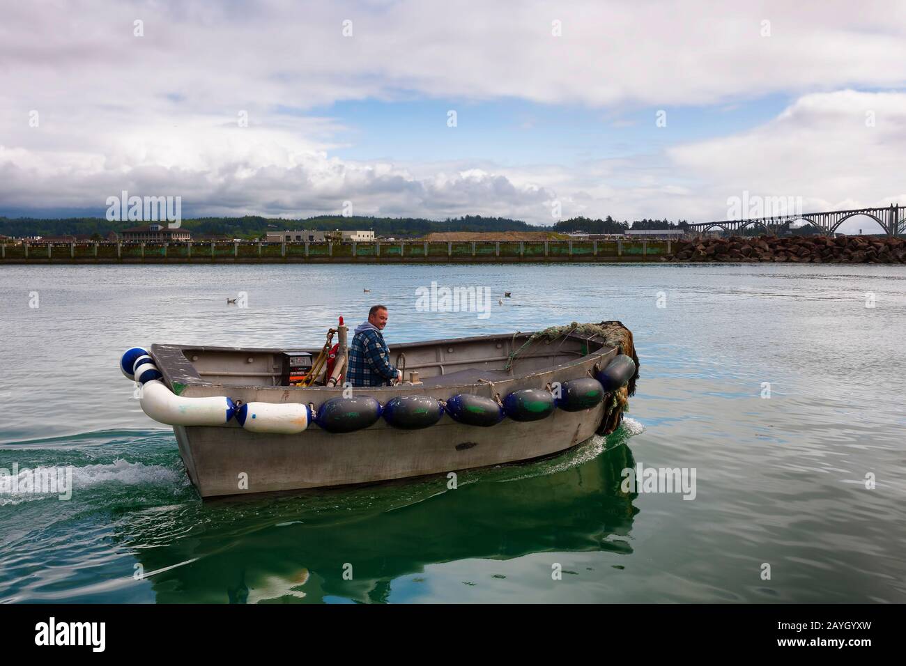 Newport, Oregon, USA - 25 maggio 2016: Un uomo porta la sua barca nella baia di Yaquina, a Newport, sulla costa dell'Oregon Foto Stock