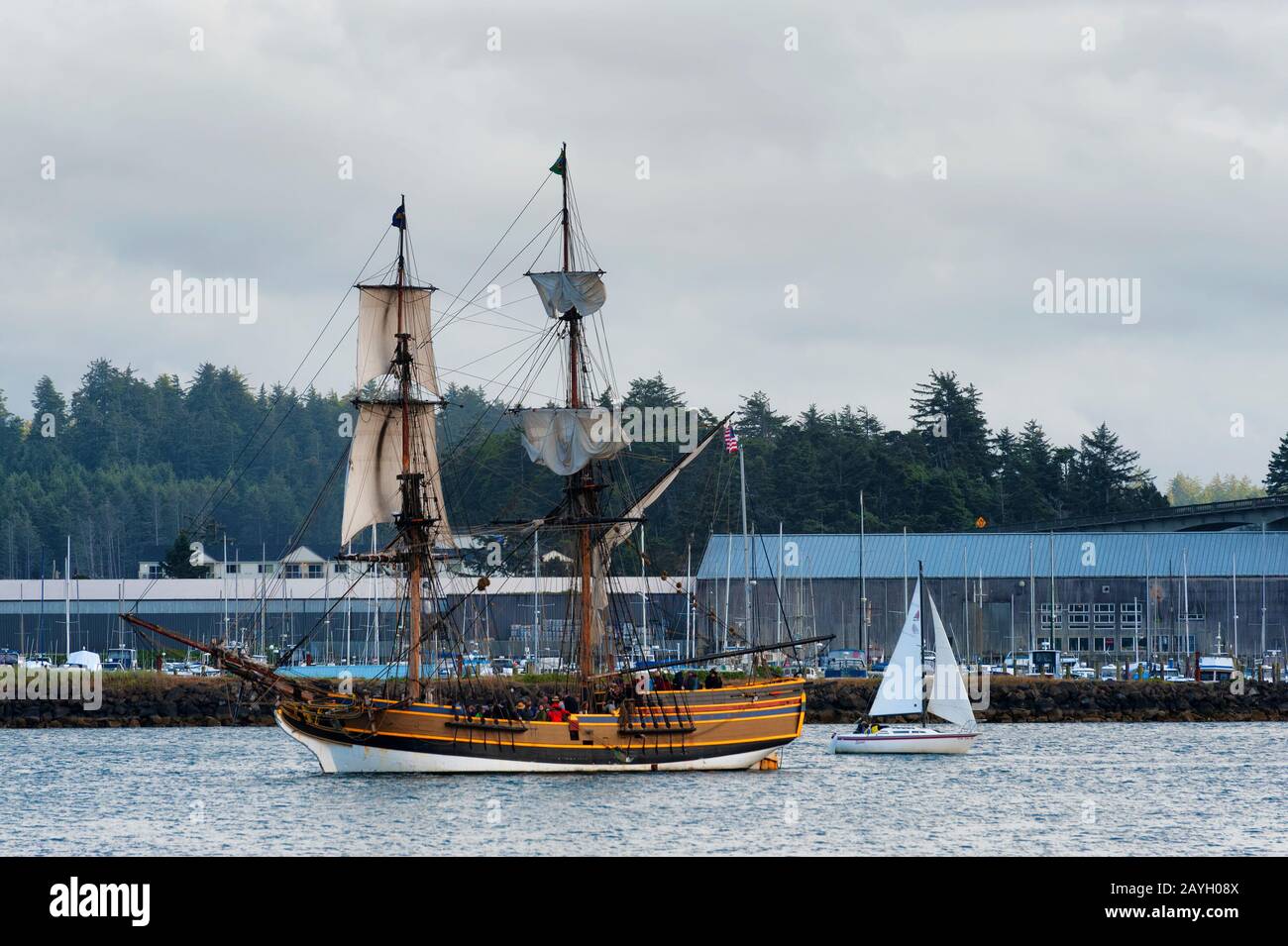 Newport, Oregon, USA - 25 maggio 2016: La nave alta Lady Washington naviga verso Yaquina Bay e si unisce ad altre barche a vela più piccole di Newport Oregon Foto Stock