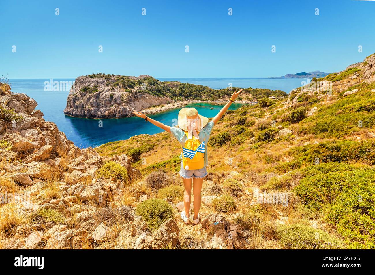 Ragazza viaggiatore ammira la splendida Wild Bay in un luogo tropicale paradiso sulla Terra Foto Stock