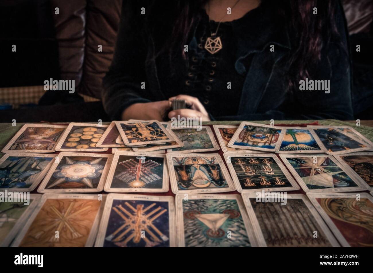 Spirituale wicca strega lettura occulto mistico vecchie carte tarocchi  deposizione sul tavolo per una magica rituale pagano lettura del destino  psichico Foto stock - Alamy
