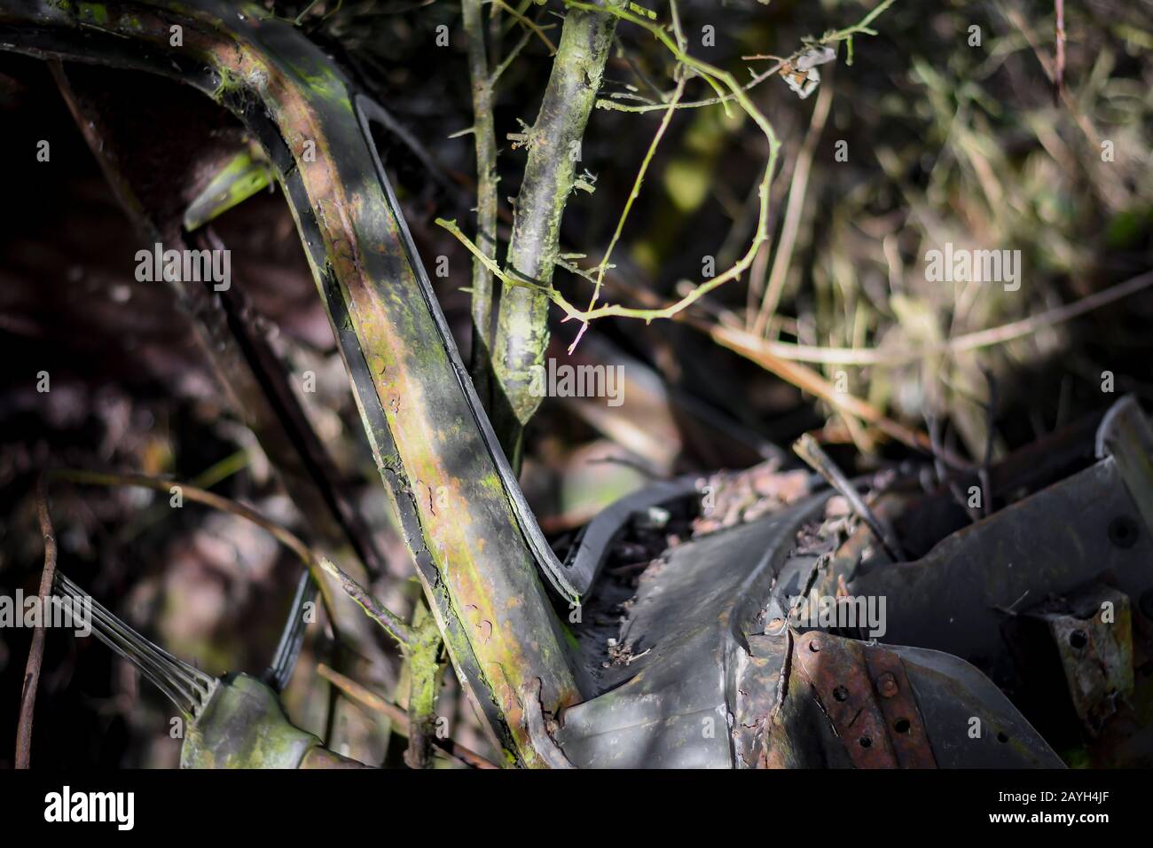 vecchia auto arrugginita abbandonata Foto Stock