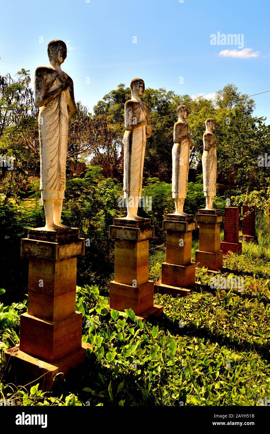 Vista delle statue vicino al Buddha gigante nel complesso Wat Ek Phnom, Battambang Foto Stock