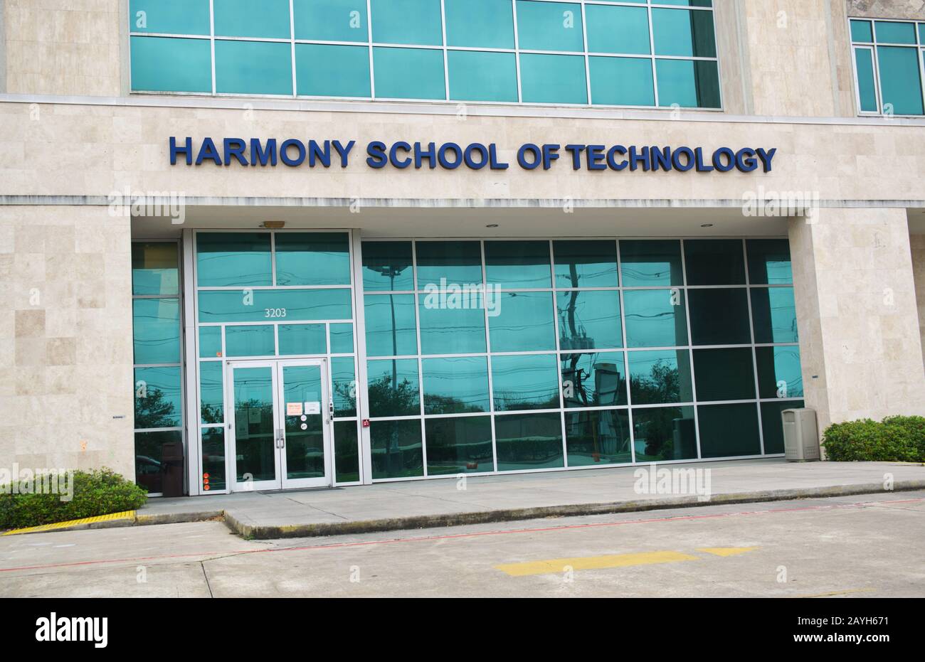 Ingresso frontale della Harmony School of Technology a Houston, Texas. Scuola di grado 5-8 incentrata su matematica, scienza, ingegneria e tecnologia informatica. Foto Stock