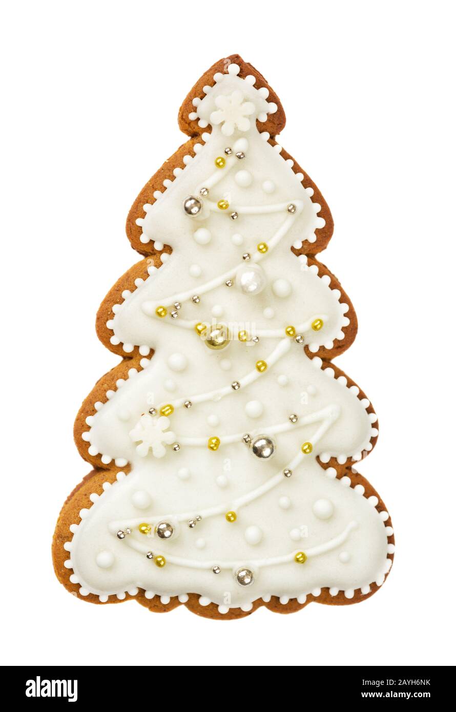 Pan di zenzero a forma di albero di Natale, ricoperto di smalto di zucchero bianco e decorato con sfere lucide, isolato su sfondo bianco Foto Stock