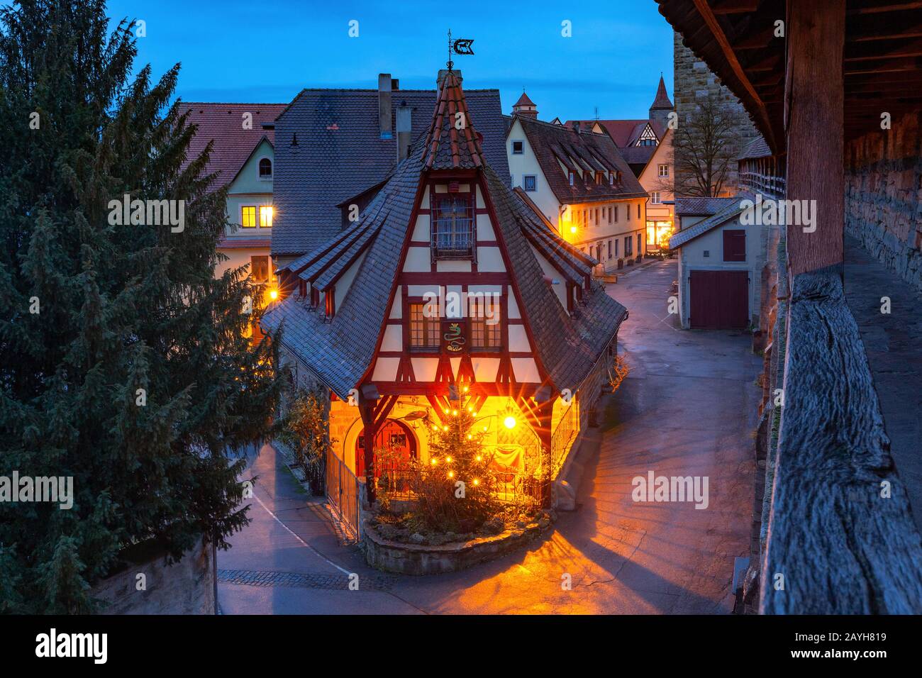 Muro notturno e Gerlachschmiede, casa Gerlach Blacksmith, bella casa a graticcio a Rothenburg ob der Tauber, Baviera, Germania meridionale Foto Stock