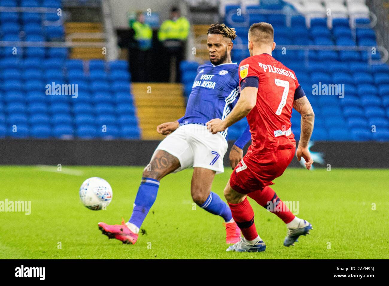 Cardiff City Stadium, Galles, Regno Unito. 15th Feb, 2020. Leandro Bacuna di Cardiff City in azione contro Anthony Pilkington di Wigan Athletic. EFL Skybet Championship match, Cardiff City / Wigan Athletic al Cardiff City Stadium sabato 15th febbraio 2020. Questa immagine può essere utilizzata solo per scopi editoriali. Solo uso editoriale, licenza richiesta per uso commerciale. Nessun utilizzo nelle scommesse, nei giochi o nelle singole pubblicazioni club/campionato/giocatore. PIC by Lewis Mitchell/Andrew Orchard sports photography/Alamy Live News Credit: Andrew Orchard sports photography/Alamy Live News Foto Stock