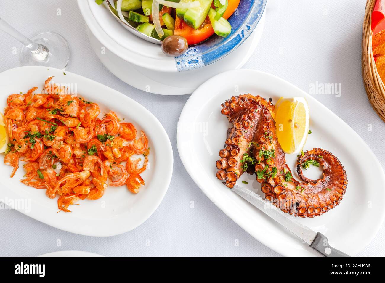 Vista dall'alto di gamberetti grigliati e polpo su un tavolo in un ristorante di pesce Foto Stock