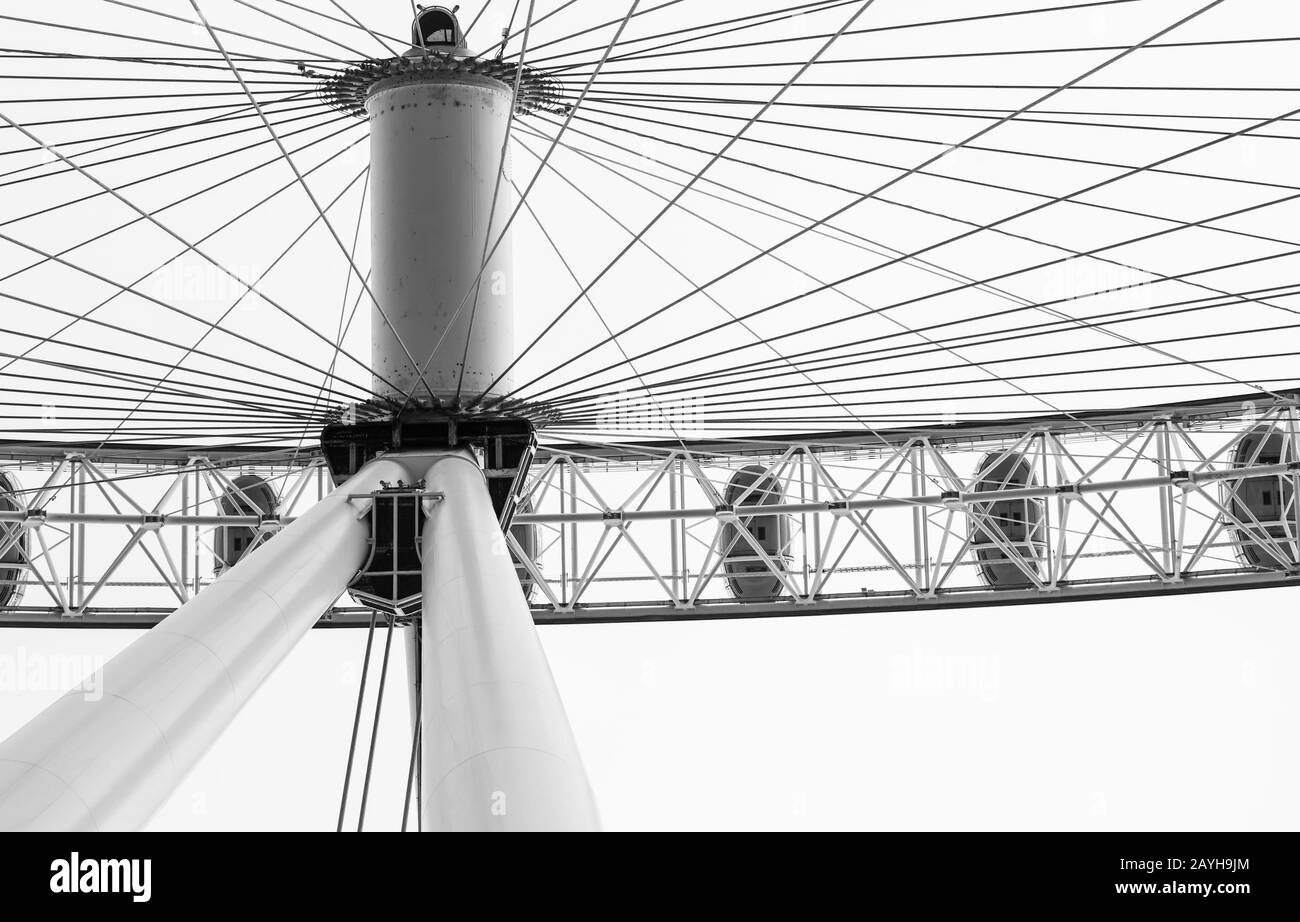 Londra, Regno Unito - 31 ottobre 2017: London Eye Axis, struttura della ruota panoramica gigante montata sulla South Bank of River Thames, abstract black Foto Stock