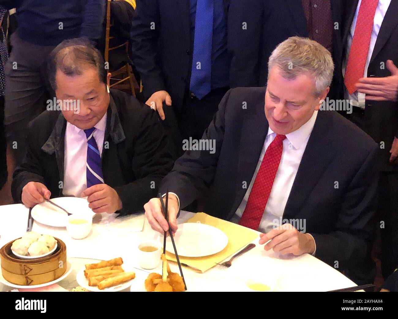 New York, Stati Uniti. 13th Feb, 2020. Bill de Blasio (R), sindaco di New York, mangia cibo cinese in un ristorante cinese a New York, Stati Uniti, il 13 febbraio 2020. Diversi alti funzionari governativi di New York City hanno visitato Chinatown e vi hanno cenato nei giorni scorsi in segno di solidarietà per contribuire a placare la paura della malattia del coronavirus (COVID-19) e sostenere la lotta contro di essa. Per ANDARE CON 'Spotlight: I funzionari di NYC cenano in Chinatown per aiutare a infrangere la paura su COVID-19' credito: Zhang Fan/Xinhua/Alamy Live News Foto Stock